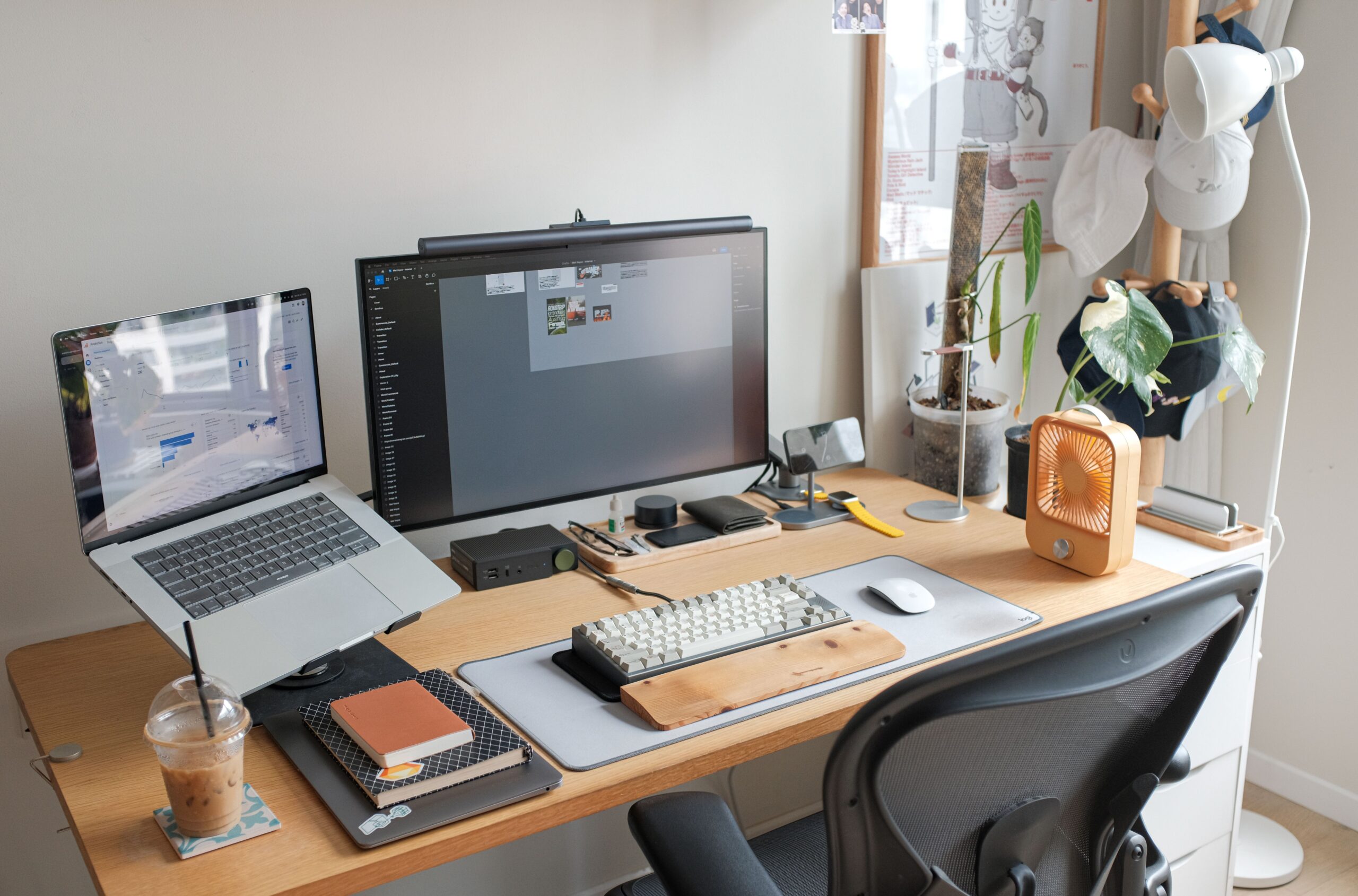 Exemple de setup bureau avec éclairage et accessoires bien organisés