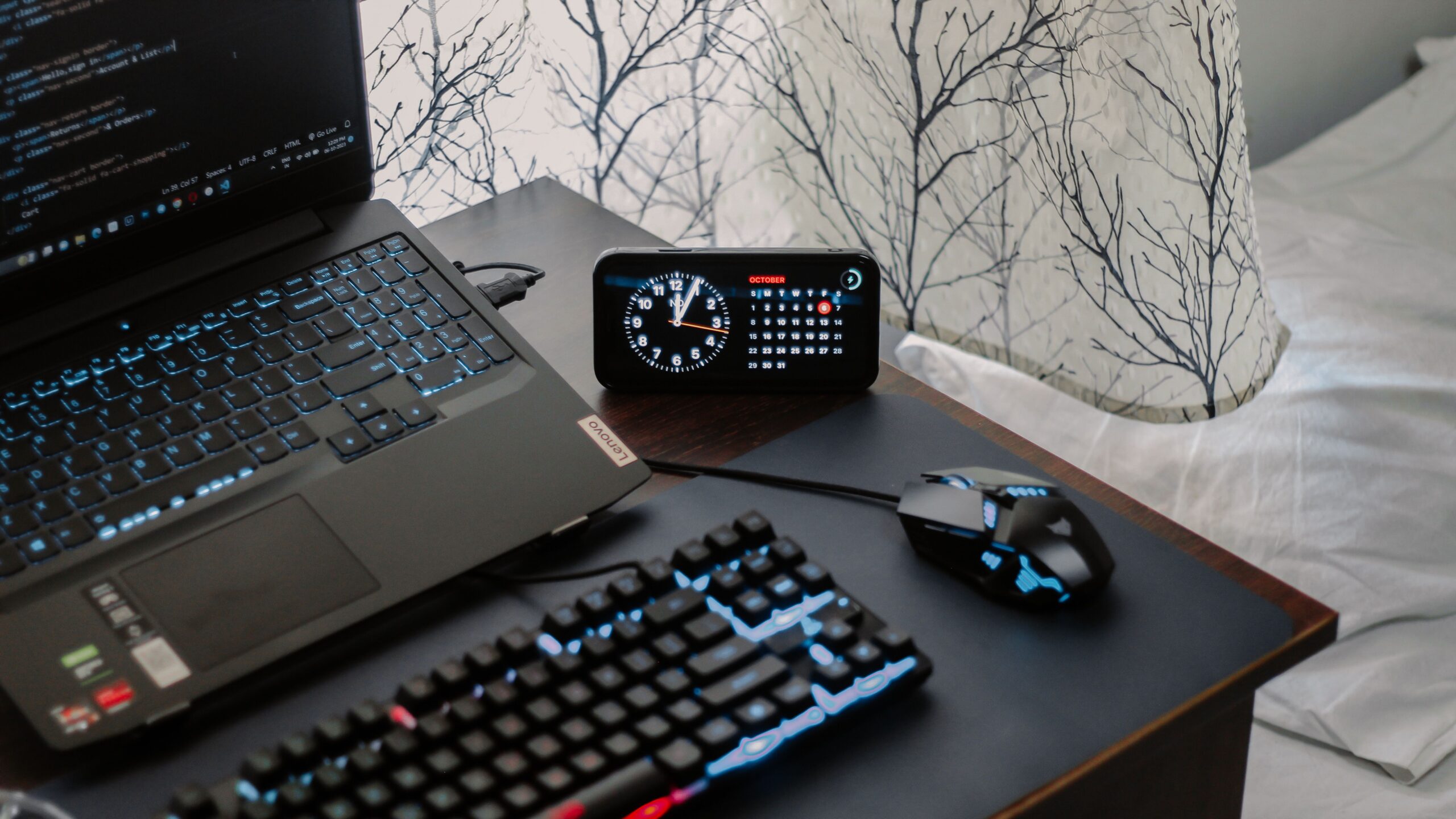 Setup minimaliste sombre avec laptop et clavier mécanique