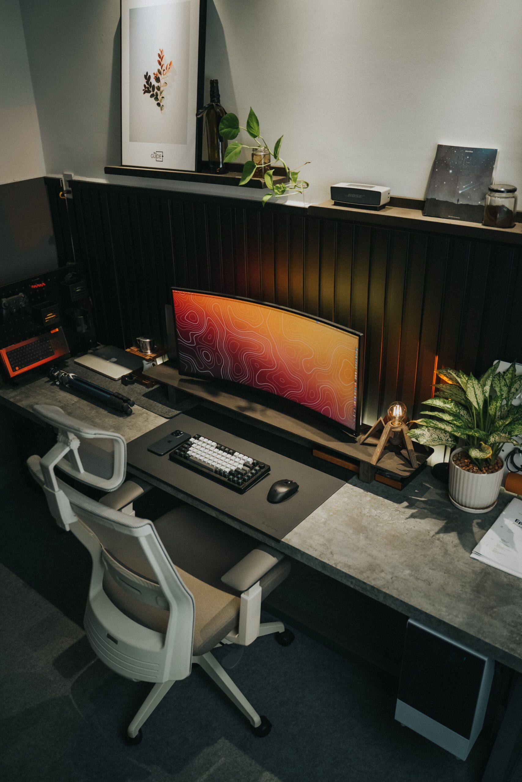 Illustration d'un setup bureau premium avec écran ultrawide et bureau épuré