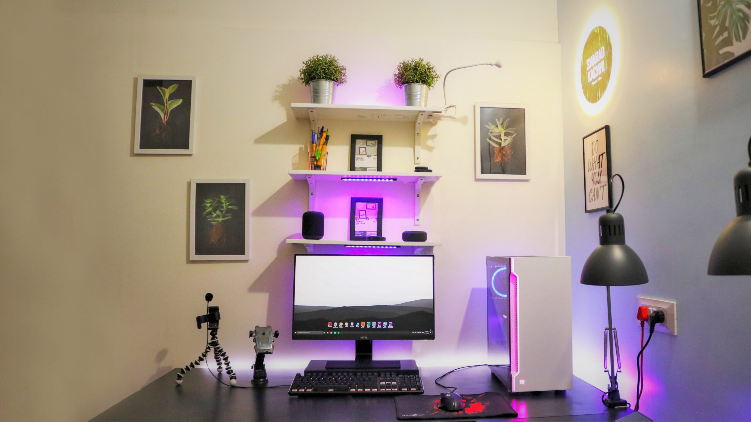 Exemple de setup télétravail avec laptop, écran externe et bureau organisé
